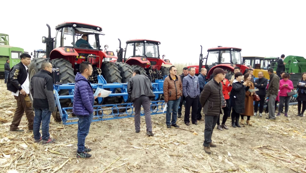 永利集团官网国三大型拖沓机在黑龙江省深松深耕现场演示会上大放异彩