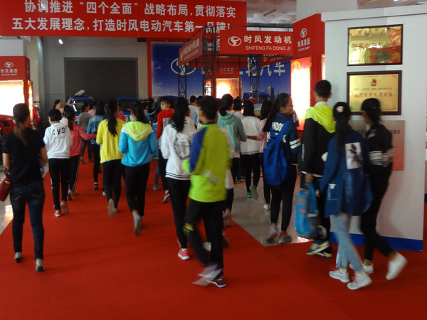 县实验小学部分小学生来永利集团官网科技展厅开展科普日活动